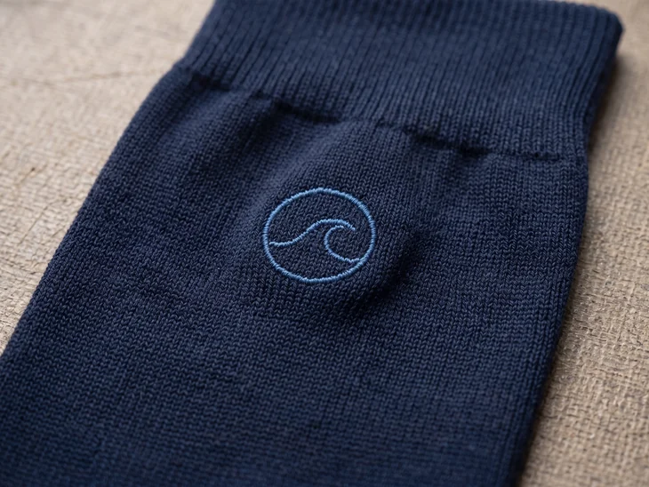 Logo tejido en jacquard en la pantorrilla del calcetín