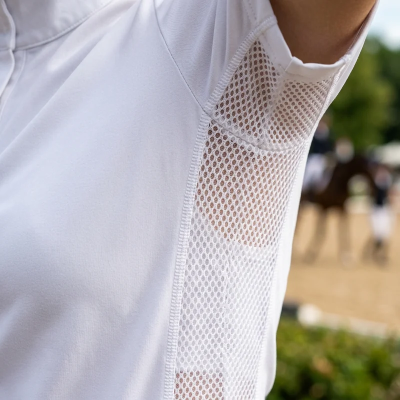 Panel de malla bajo el brazo de una camisa blanca