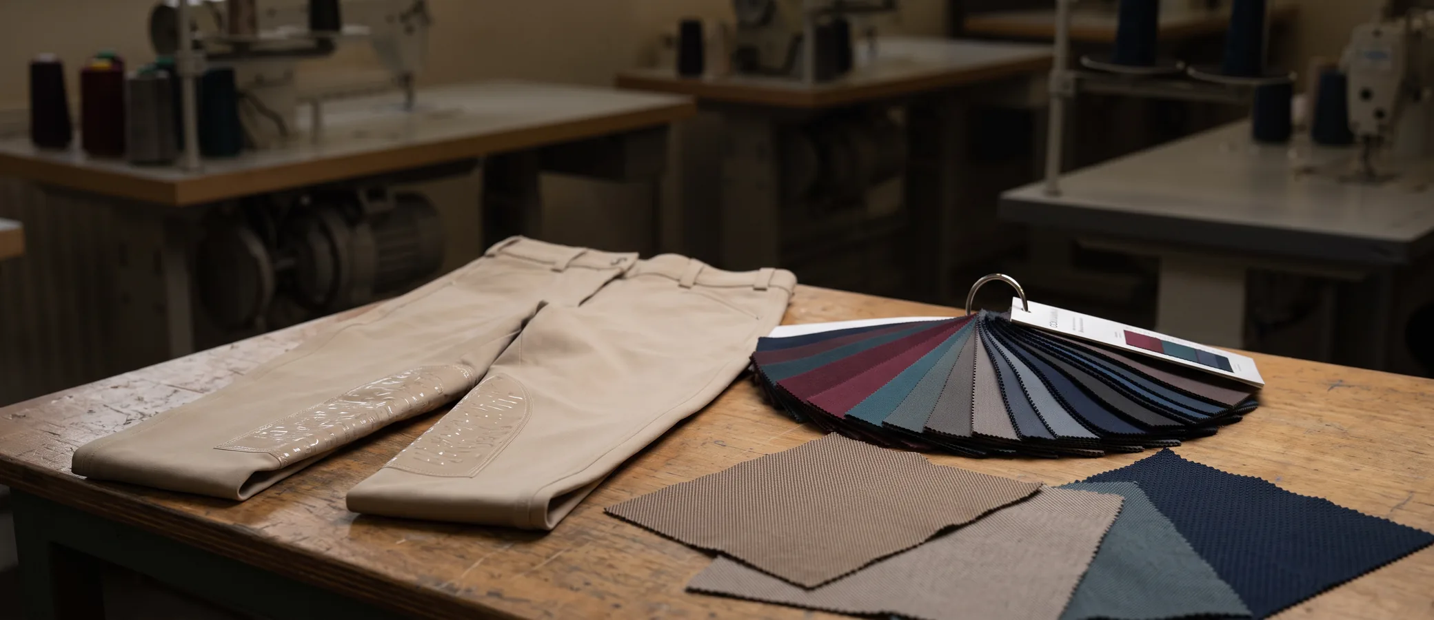 Muestra de pantalón de montar y carta de colores en la sala de muestras