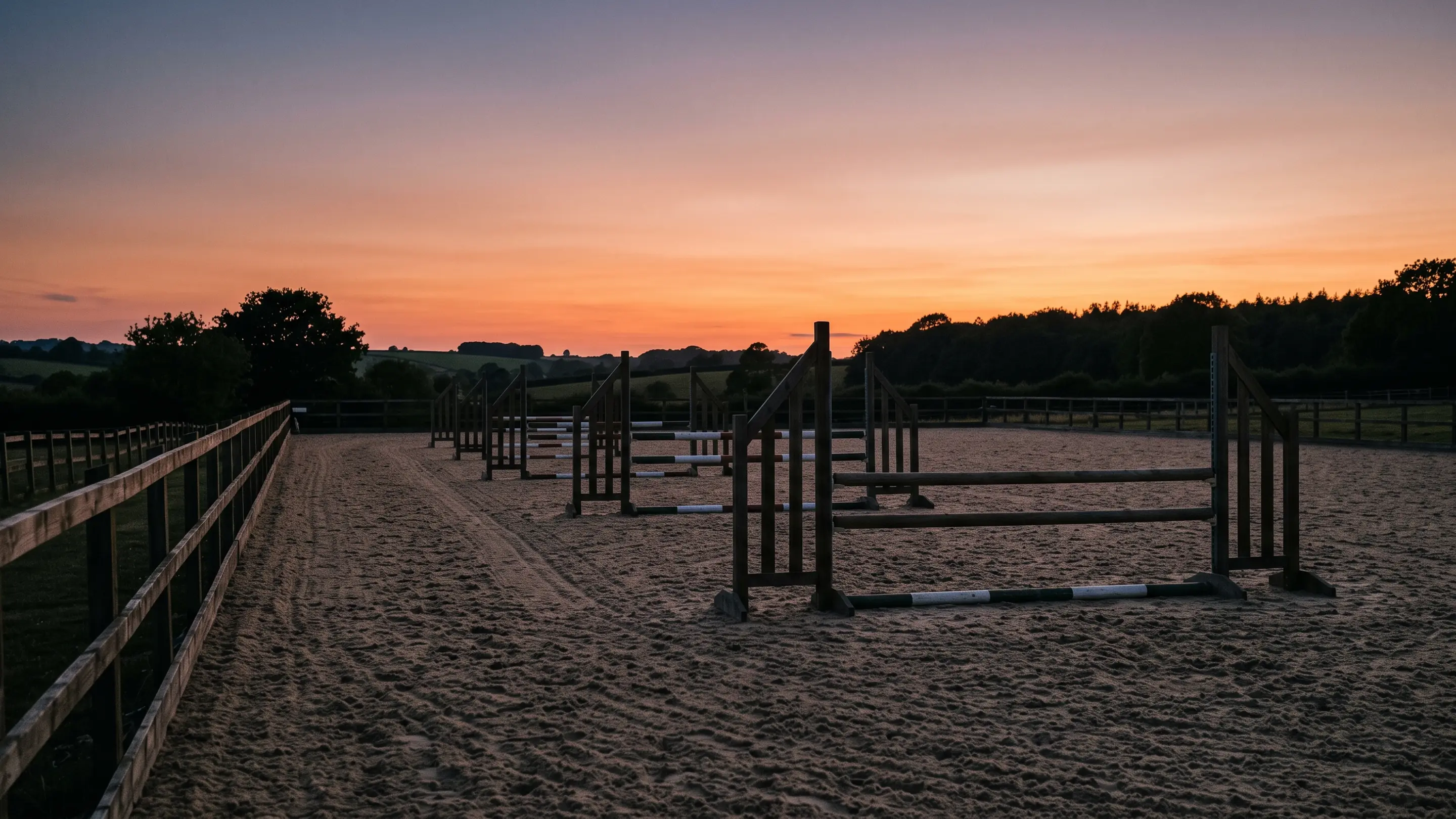 Pista de salto vacía al atardecer, con los obstáculos a contraluz