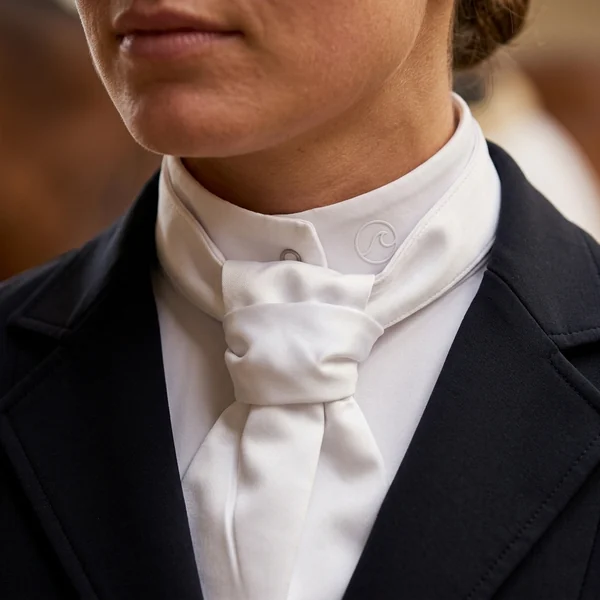 Cuello de camisa de concurso con plastrón blanco