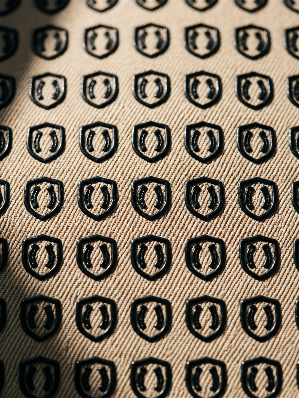 Grip de silicona con el escudo de una marca