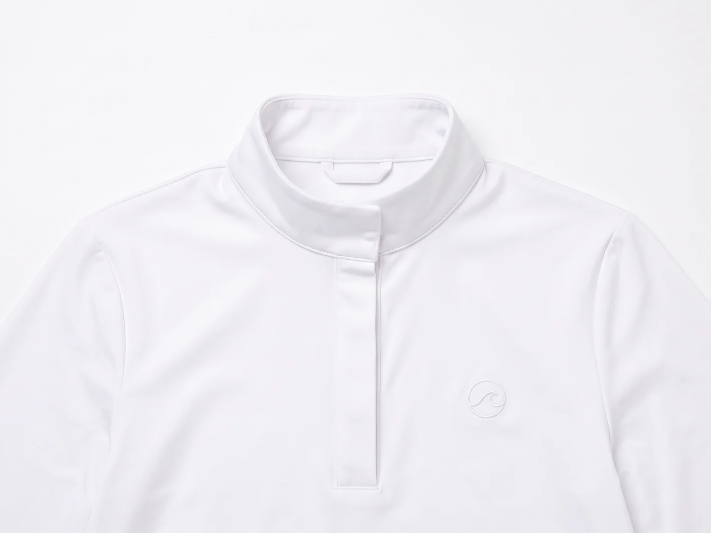 Cuello alto de la camisa de concurso RE-PC-03 cerrado con corchetes, con la presilla en el centro