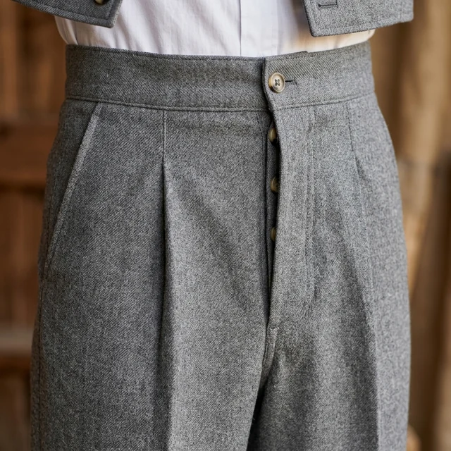 Pinzas delanteras y bragueta de botones del pantalón campero