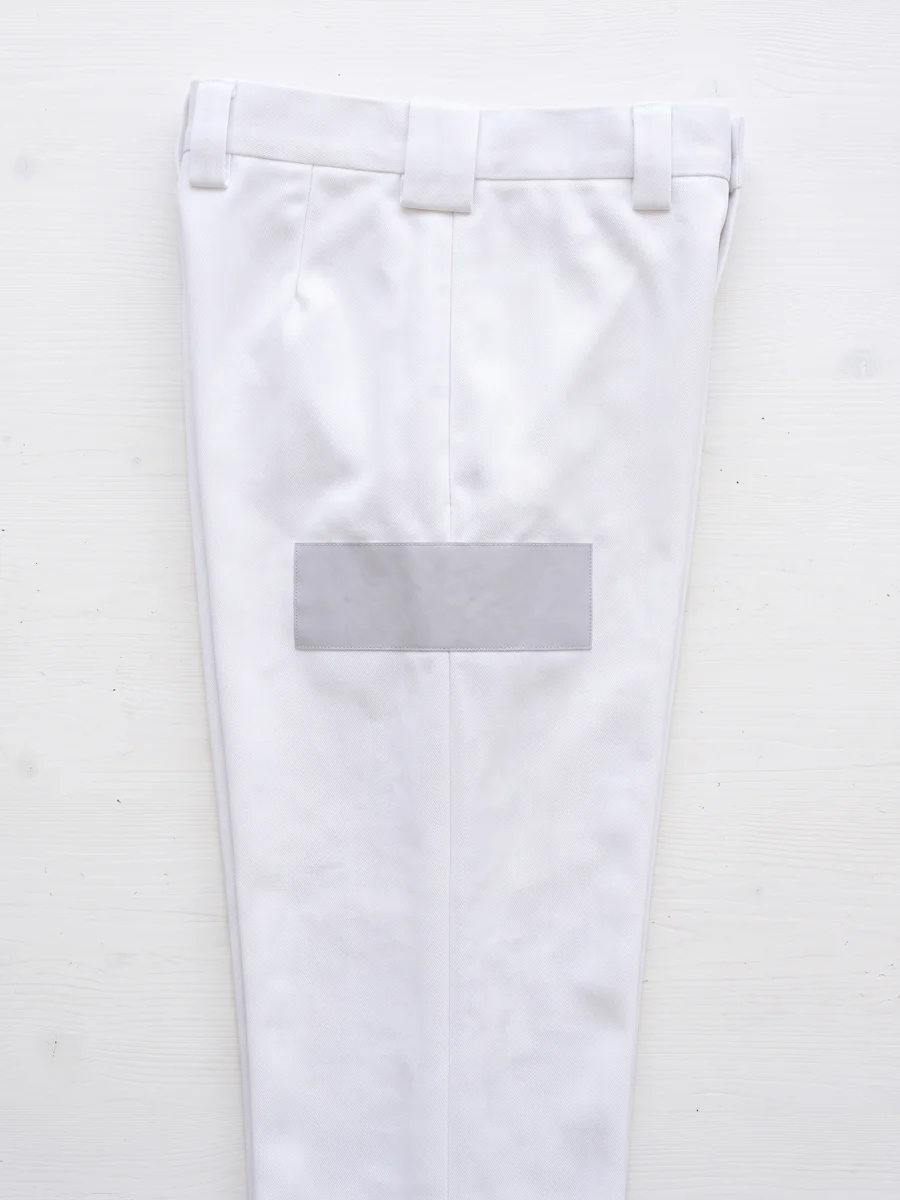 Muslo del pantalón blanco con el espacio del patrocinador