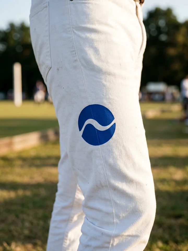 Patrocinador en transfer sobre el muslo del pantalón blanco