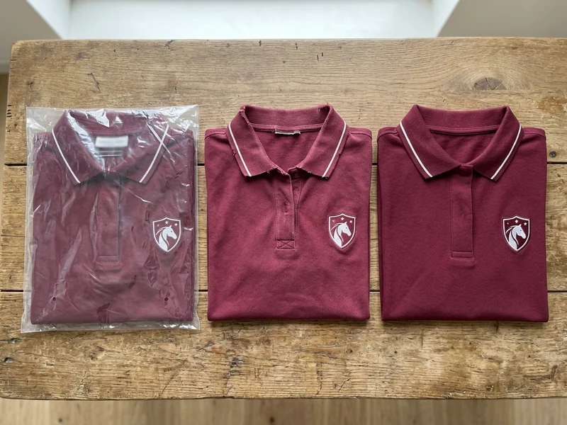 Un polo nuevo junto a un polo del primer pedido y a la muestra aprobada