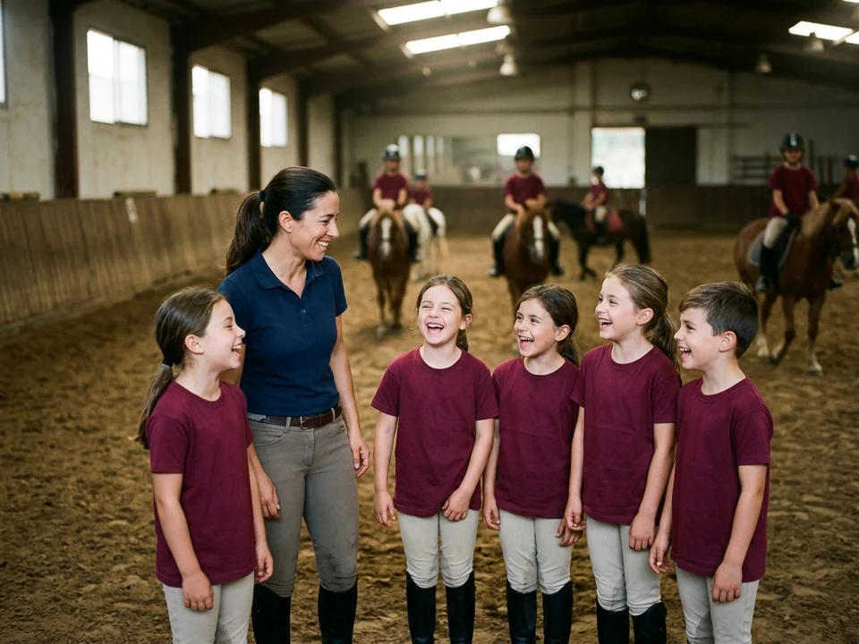 Alumnos de una escuela de equitación con la ropa del curso