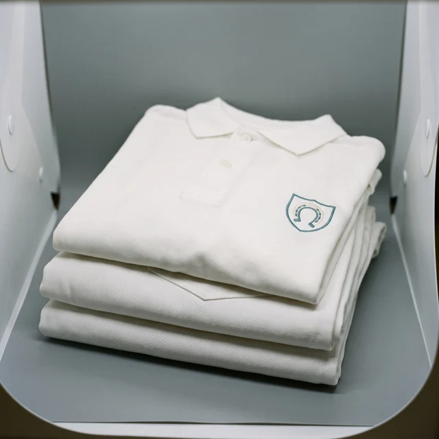 Polo blanco y pantalón blanco juntos bajo la cabina de luz: el mismo blanco